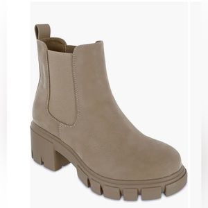 NEW MIA Ivy Lug Sole Chelsea Boot (Women) SIZE 8.5
